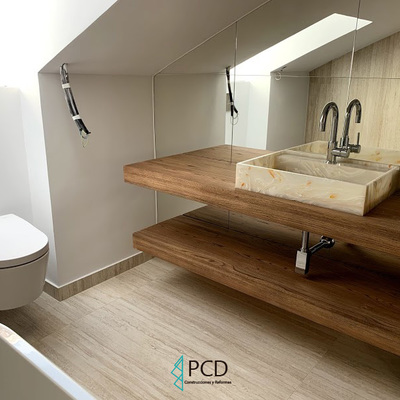 Lavabo y tabique con espejos