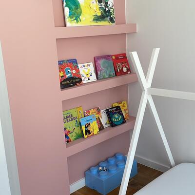 Dormitorio infantil: estantes de pladur y pintura decorativa
