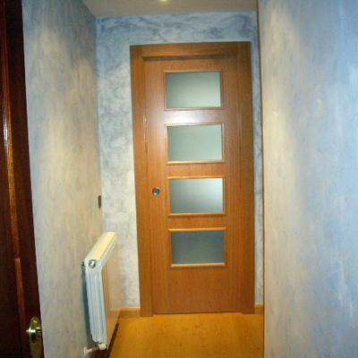 hall de entrada en vivienda, puerta corredera y pintura decorariva