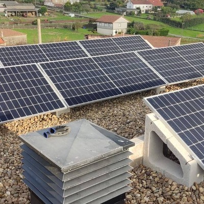 Fijación de paneles solares sobre soportes de hormigón (sin perforar el tejado).