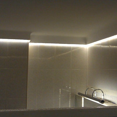 Iluminación con tira LED en un baño