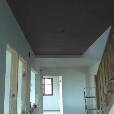 Techo de pladur con rebaje en pasio de la casa y pintado en dos colores