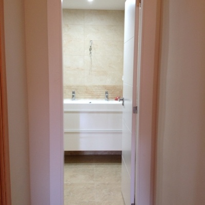 ENTRADA BAÑO + MUEBLE SUSPENDIDO