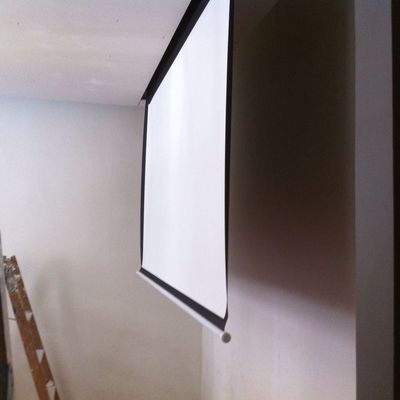 Falso techo de pladur para ocultacion de pantalla de proyector
