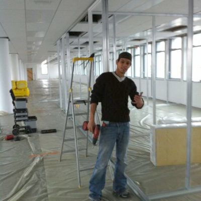 Oficinas con tabiques de cristal y estructura de aluminio