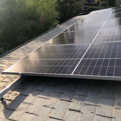 Placas solares en cubierta de teja de pizarra
