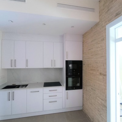 Cocina en muro original de la vivienda