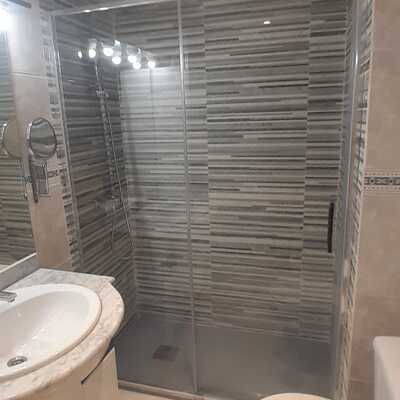 Bañera por plato de ducha azulejo al techo