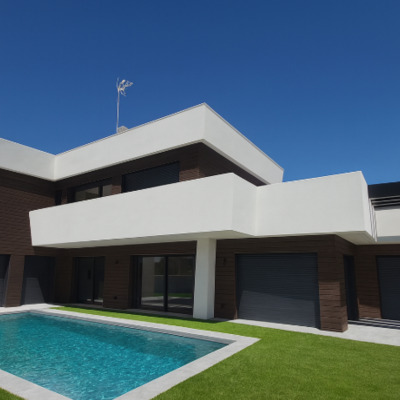 FACHADA Y PISCINA EN TORRELODONES