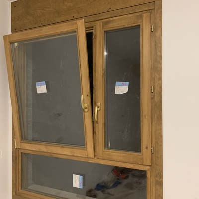 Ventana de pino de apertura oscilobatiente