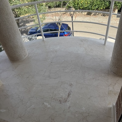 Balcon redondo de marmol