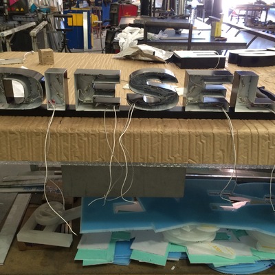 LETRAS CORPOREAS  COLGANTE TECHO(DIESEL )