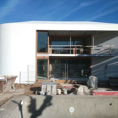 Fachada Sate con cubierta invertida, sistema COTETERM y acabado estuco felxible en Sitges