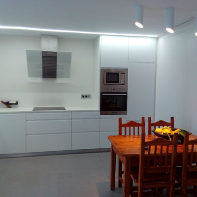 Cocina de muebles lacados en blanco y revestimiento de Tsice de super gran formato