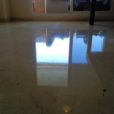 No es un espejo, es reflejo en el suelo