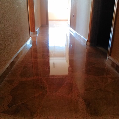 pasillo de terrazo
