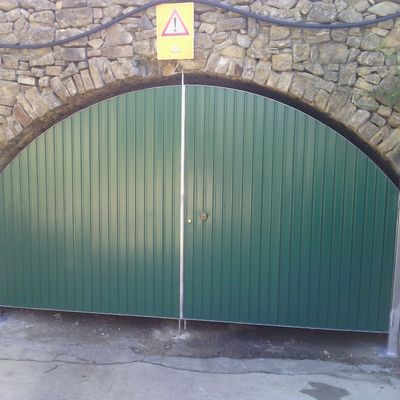 Puerta protección túnel empedrado