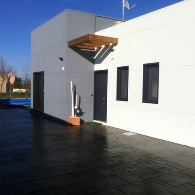 Casa de estructura de madera y acabado sin mantenimiento