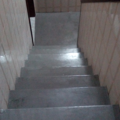 escalera color gris