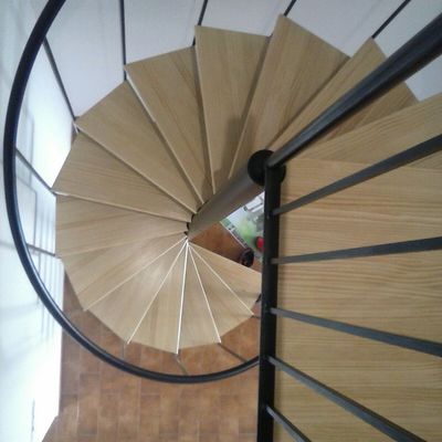 revestimiento de madera y pintura de esmalte laca en escaleras de caracol