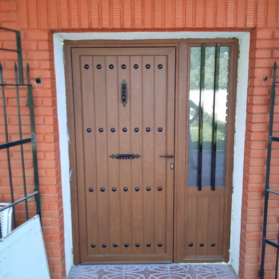 Puerta de aluminio imitación madera