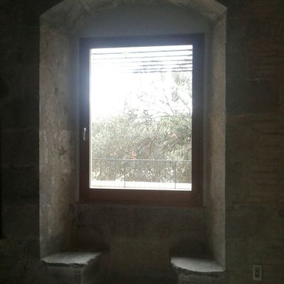 Ventana con asientos de piedra