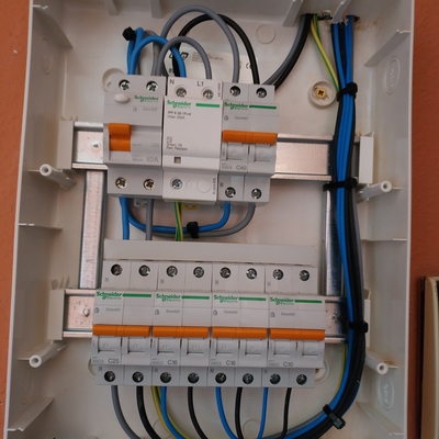 Ejecución de cuadro de vivienda electrificación basica