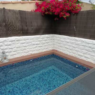 Acabado de la pintura de las paredes de la zona de la piscina