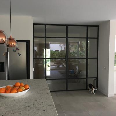 Puerta estilo industrial con acceso para mascotas.