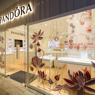 Pandora escaparate tienda