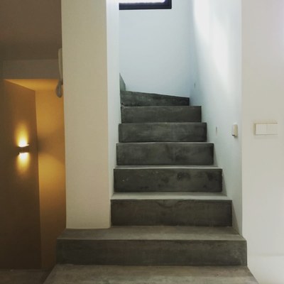 Escalera hormigón pulido