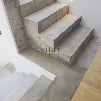 Escalera hormigón pulido