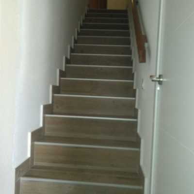 Escaleras con suelo porcelanico imita madera
