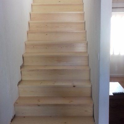Escalera en madera de pino como cae barnizada al natural .