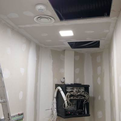 iluminacion con panel led integrat, sensor de presencia y cableado de Rack Informatico