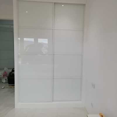 Armario empotrado con perfileria blanca minimalista y vidrios lacobel blanco .