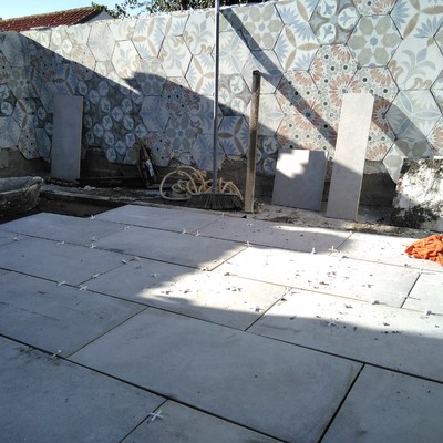 Obra de revestimiento con azulejo e impermeabilización de una terraza