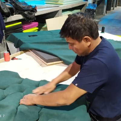 Un trabajador tapizando