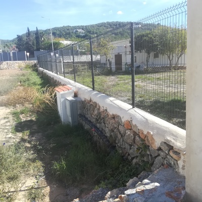 Arreglo de muros de piedra e instalación de vallas