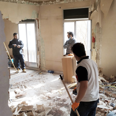 Efectuando demolición en piso en Atocha