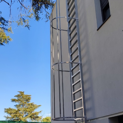 Escalera galvanizada tipo gato