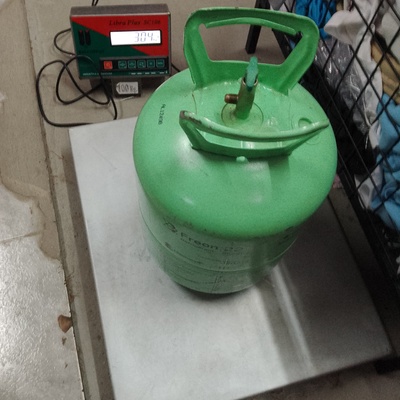 Calibraciòn y carga de gas refrigerante por peso.