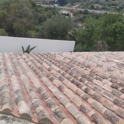 Colocacion de tejas antiguas en este caso