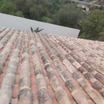 Colocacion de tejas antiguas en este caso