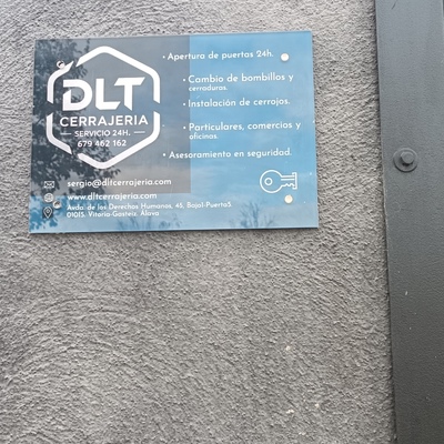 Placa identificación de entrada al taller de DLT CERRAJERIA