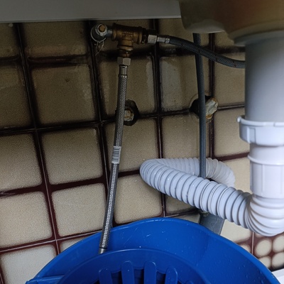 Montaje calentador eléctrico para lavabo (antes)