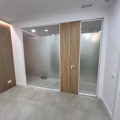 Puerta con mampara