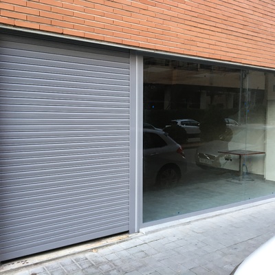 Cerramiento locales comerciales en Tres Cantos, Madrid.