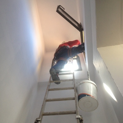 Pintura de caja de escalera de difícil acceso