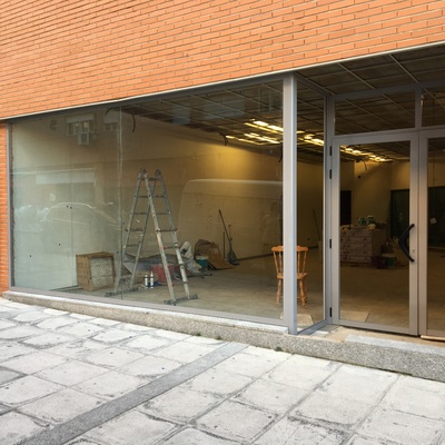 Cerramiento locales comerciales en Tres Cantos, Madrid.